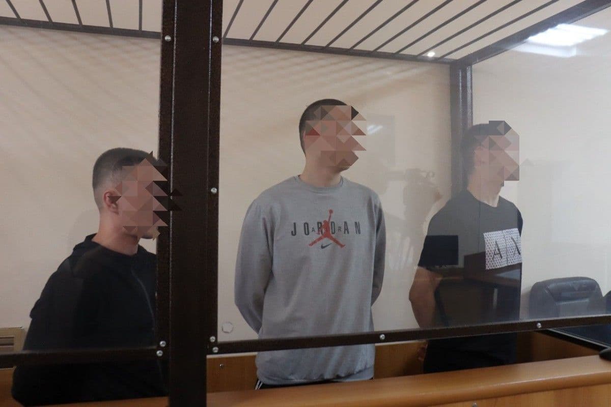 «Я бил его как физическое лицо» - Подсудимых по делу о нападении на полицейского допросили в суде Костаная