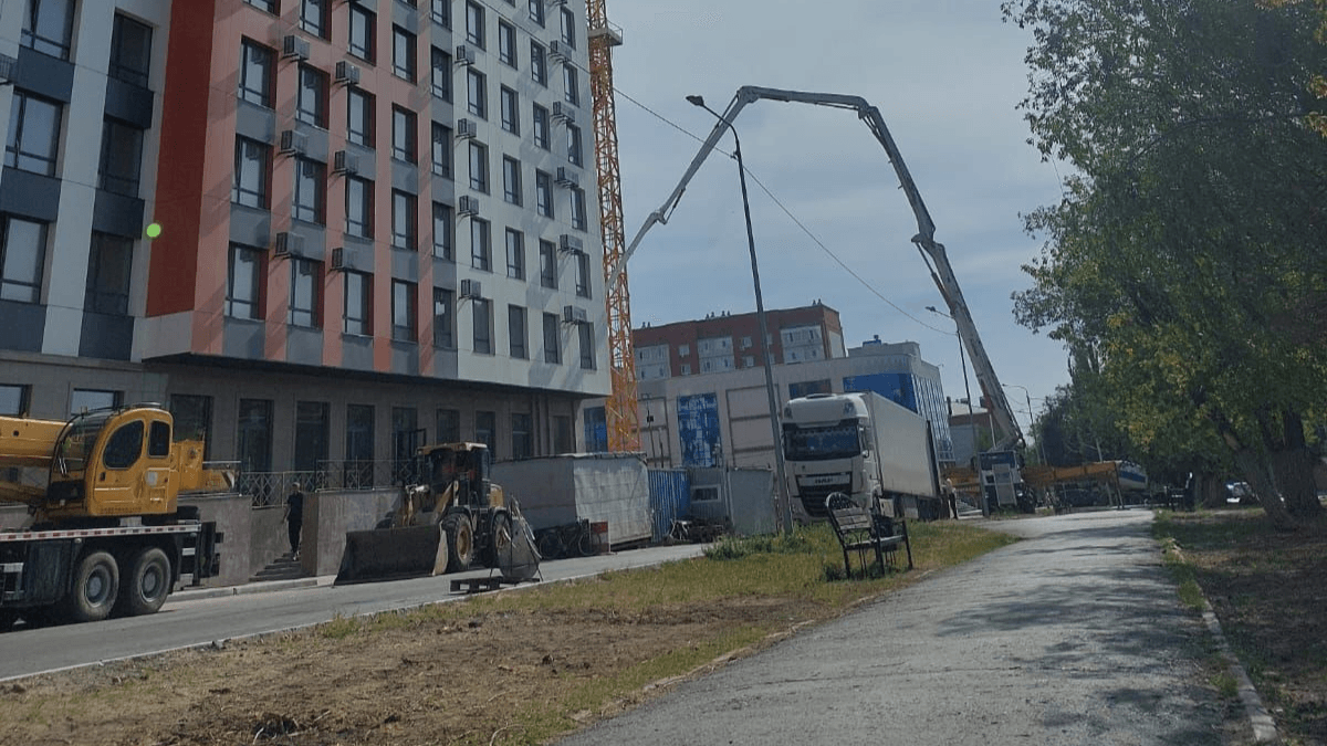 Строят парковку, аким в курсе – «НГ» получила новый комментарий по сносу деревьев возле ЖК "Васильевский" в Костанае