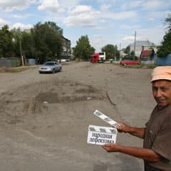Дети идут в школу по грязи