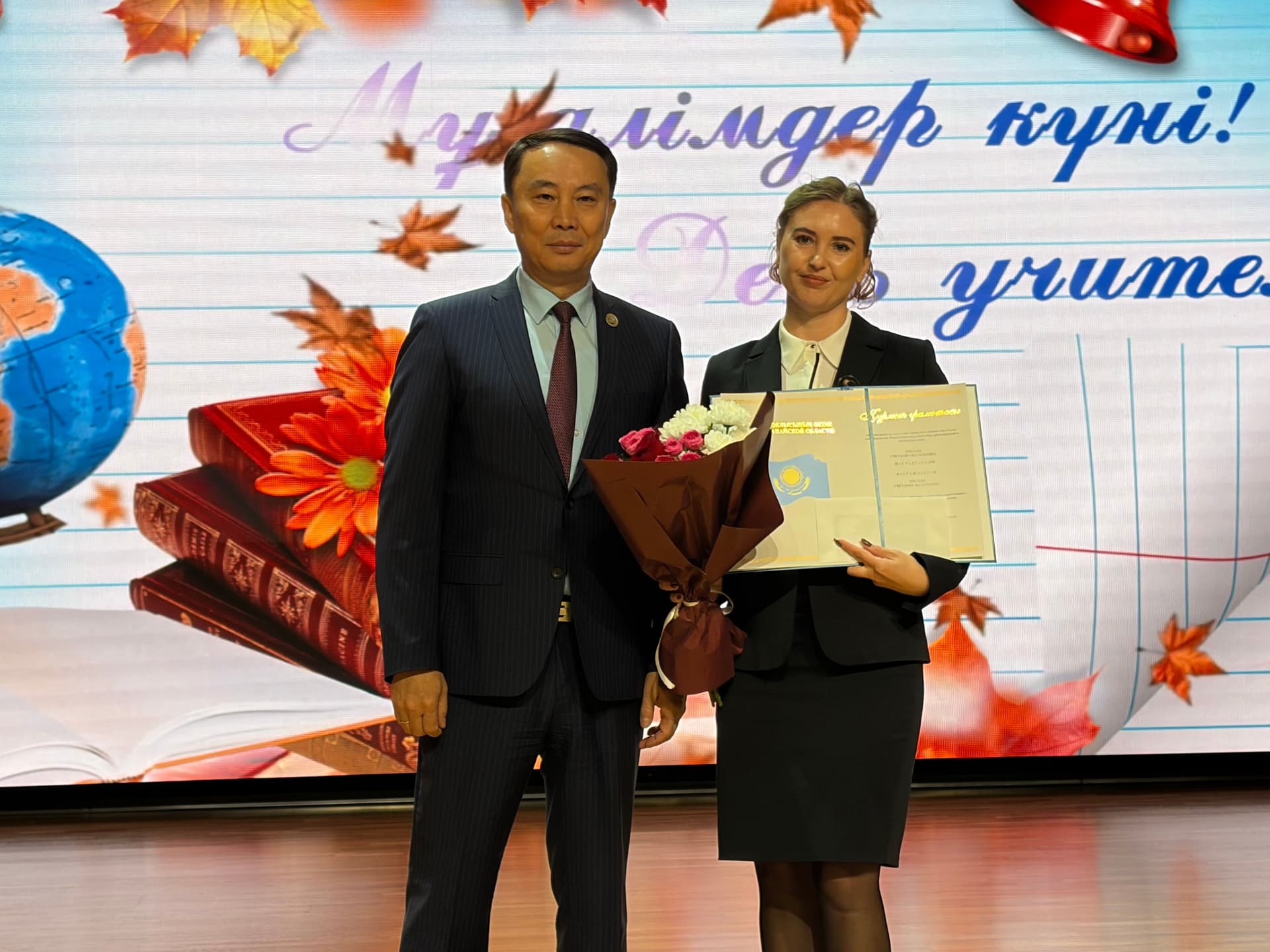 За что наградить педагога, о школьных дворах и образовательных долгостроях - Как прошел День учителя в Костанае