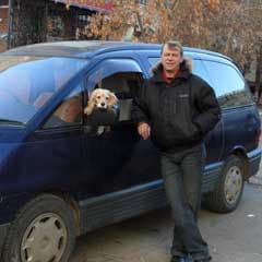 Двое в авто и собака