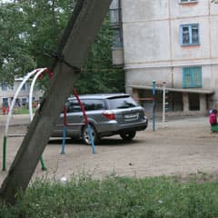Машины возле песочниц
