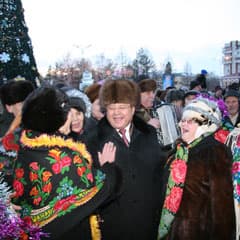 Украшали и елку, и себя, и акима