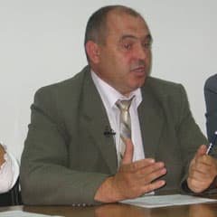 В исполнении частников