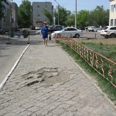 Провалы на тротуаре и дороге