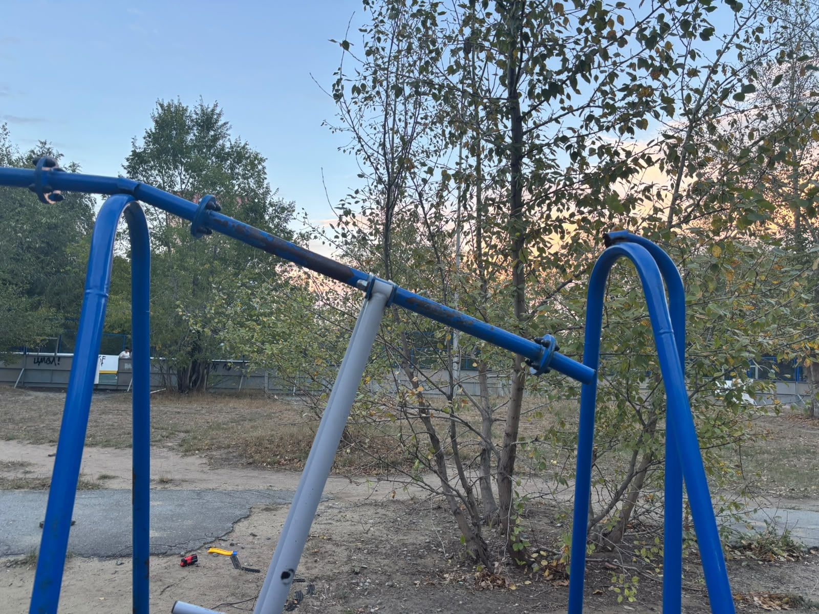 «Ждут, пока на голову свалятся» - На опасную детскую площадку жалуется жительница Костаная