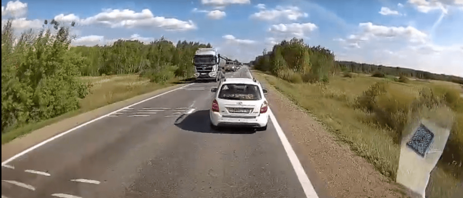 «Неправильно рассчитал скорость» - Видео с грузовиком, который не вовремя выехал на обгон, прокомментировали в ДП Костанайской области