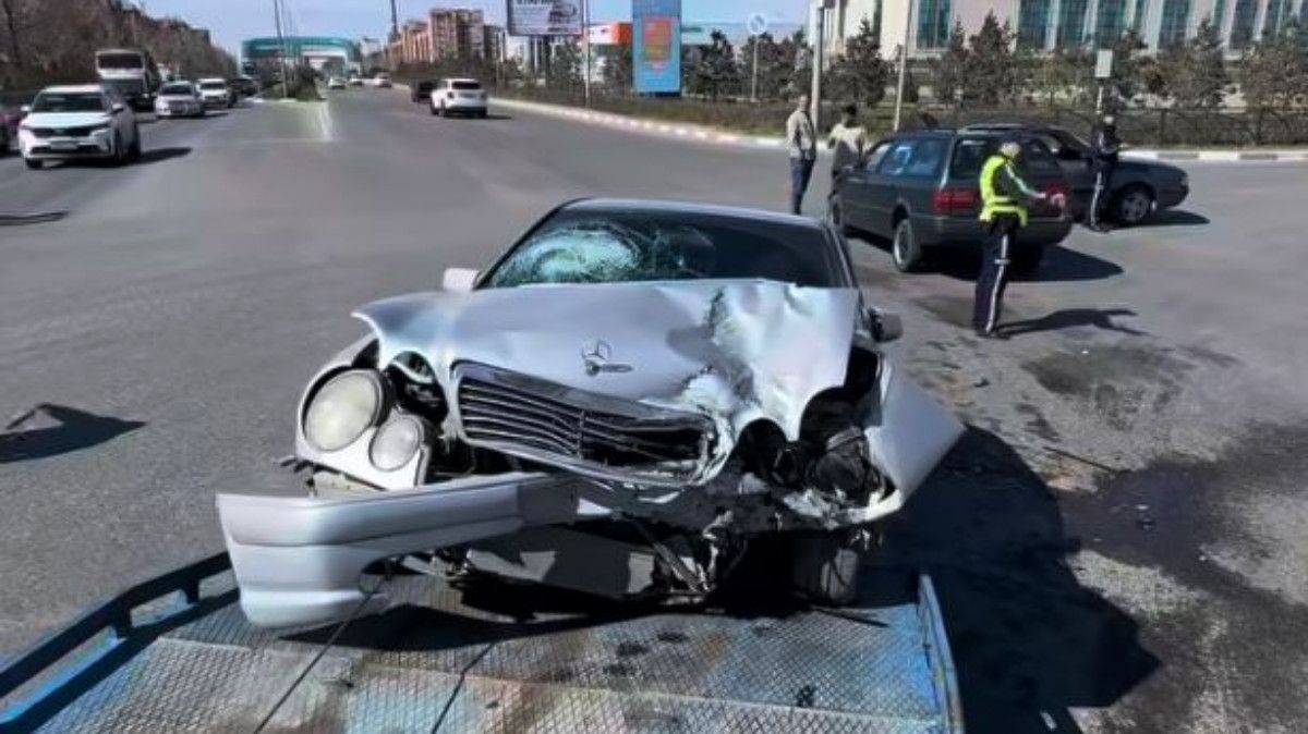 Сильно повреждённый Mercedes увезли с места ДТП в Костанае
