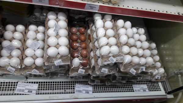 Яйца беларусь купить. Яйца в магазине. Дорогие яйца в магазине. Десяток яиц. Яйцо белорусского производства.