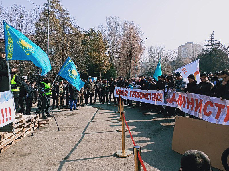 Митинг в алматы. Алматы митинг. Протесты в Казахстане. Народ на митинге. Митинг фото.