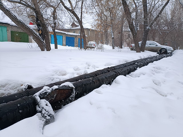 нудисты в снегу НГ: Оденем «голые» трубы. В снегу по улице Урицкого